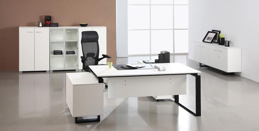 Features a nice office desk